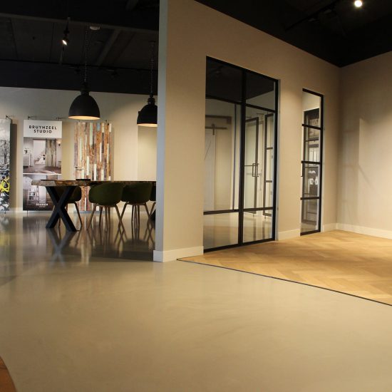 Blokvorm-architectuur zakelijk kantoor showroom